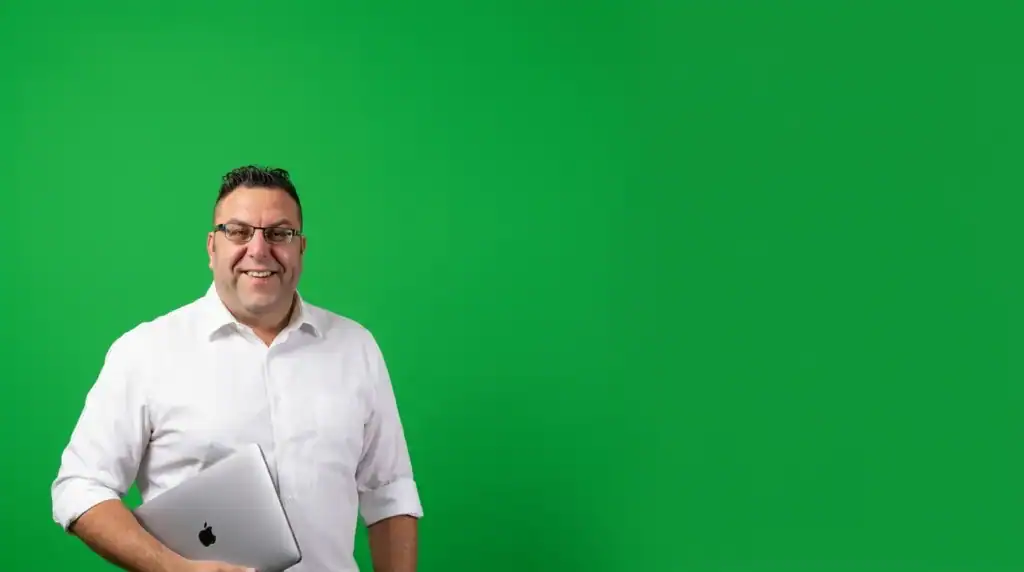 בעל עסק קטן עובד ליד מחשב נייד ובודק רשימת מיילים
