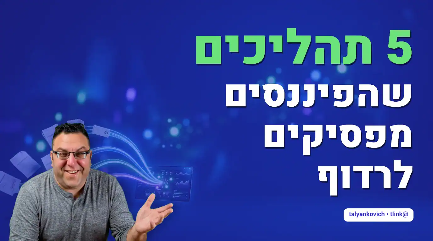 בעל עסק בודק חשבוניות ודשבורד פיננסי במחשב במשרד